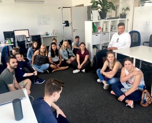 Studenten zu Besuch beim Start-up Bookitgreen in Berlin