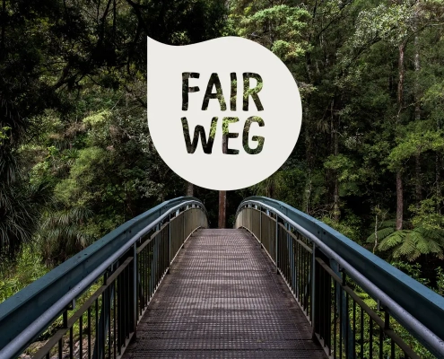 Travel Start-up FairWeg Logo vor Naturhintergrund