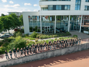 Team vor dem Bürogebäude