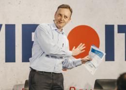 Alexander Krug als Moderator der Session Kostendruck, Reisewarnung, Buchungsloch – wohin steuern Preise & Nachfrage? Alexander Krug als Moderator der Session Kostendruck, Reisewarnung, Buchungsloch – wohin steuern Preise & Nachfrage?