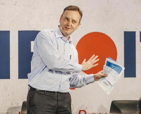 Alexander Krug als Moderator der Session Kostendruck, Reisewarnung, Buchungsloch – wohin steuern Preise & Nachfrage?