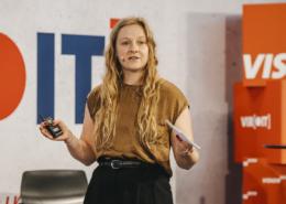 Charlotte Hartmann gibt einen Impuls zur Session Zurück in die Zukunft. Travels Weg von Reaktion zu Resilienz. Charlotte Hartmann gibt einen Impuls zur Session Zurück in die Zukunft. Travels Weg von Reaktion zu Resilienz.