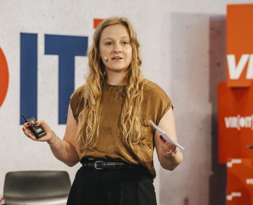 Charlotte Hartmann gibt einen Impuls zur Session Zurück in die Zukunft. Travels Weg von Reaktion zu Resilienz.